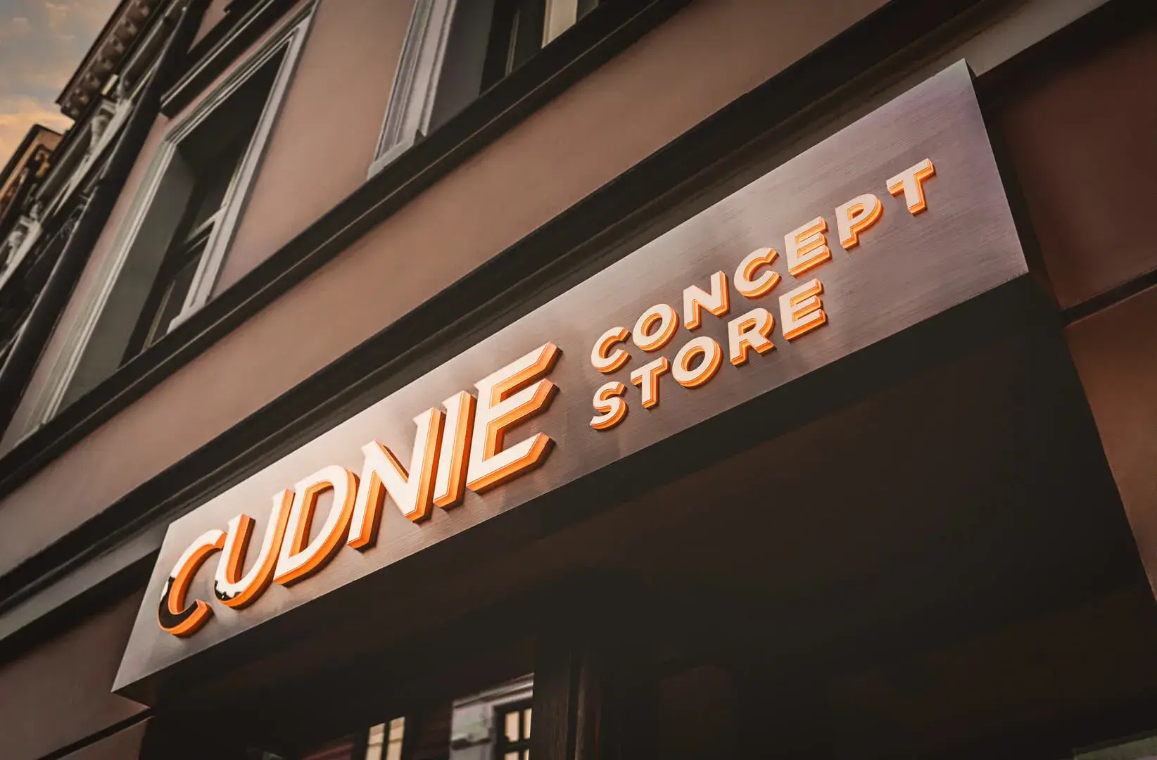 Concept Store, beleuchteter Leuchtkasten, über dem Eingang, LED